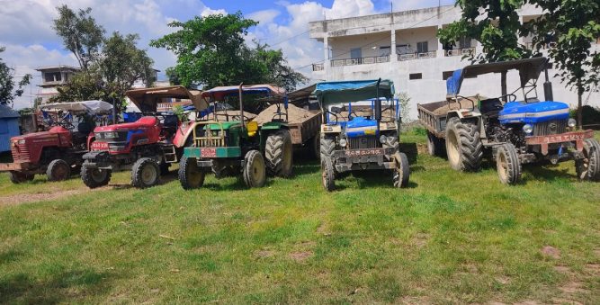 नवलपरासीमा  अबैध उत्खननमा संलग्न ७ वटा ट्याक्टर नियन्त्रणमा