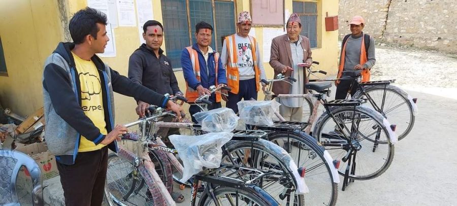 केदारर्स्यु गाउँपालिका द्वारा सडक बिभाग का कर्मचारीलाई साईकल वितरण