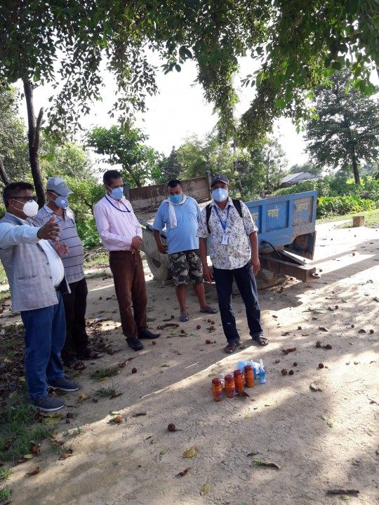 आयुर्वेदिक औषधि बोकेर  गाउँपालिकाका अध्यक्ष  संक्रमितको दैलोमा