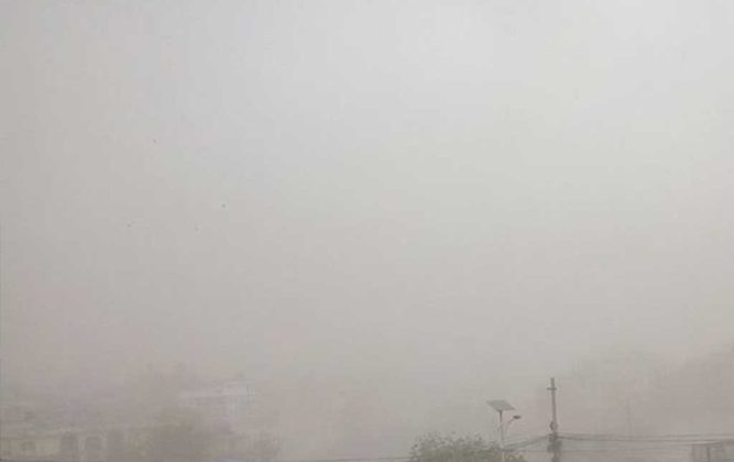 प्रदूषणका कारण वायुमण्डल धुम्म भएपछि  सहित देशका अधिकांश स्थानमा तापक्रम घट्यो