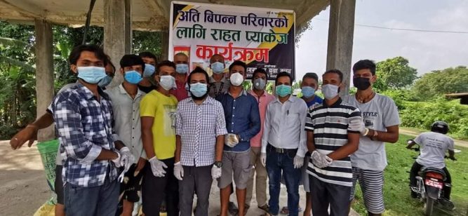 सगरमाथा युवा क्लबले गर्याे विपन्न परिवारलाई  राहत बितरण
