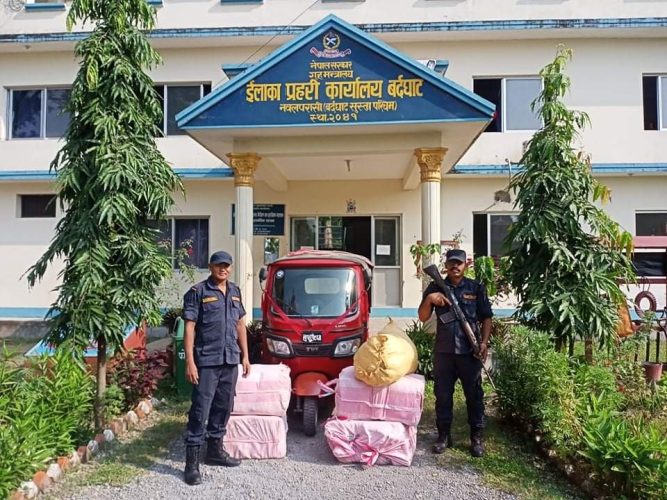 प्रहरीद्वारा अटोरिक्सा सहित  पाँच लाख बराबरको कपडा नियन्त्रण