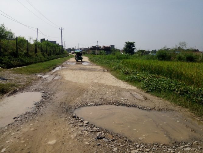 डेढ करोडको सडकमा खाल्डाखुल्डी मात्रै, इटहरी उपमहानगरपालिका मुकदर्शक, स्थानीयवासी आक्रोसीत
