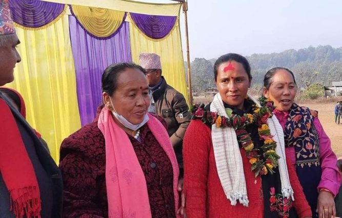 नवलपुर काङ्ग्रेसमा उर्लियो जनसागर, उपमेयर सहित सयौं कार्यकर्ताले  गरे काङ्ग्रेसमा प्रवेश