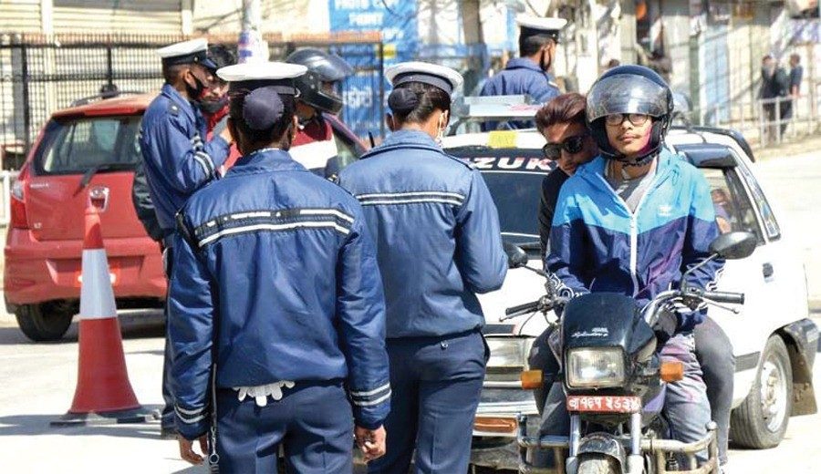 चाडपर्व ठगी रोक्न ट्राफिक प्रहरीको सरप्राइज योजना