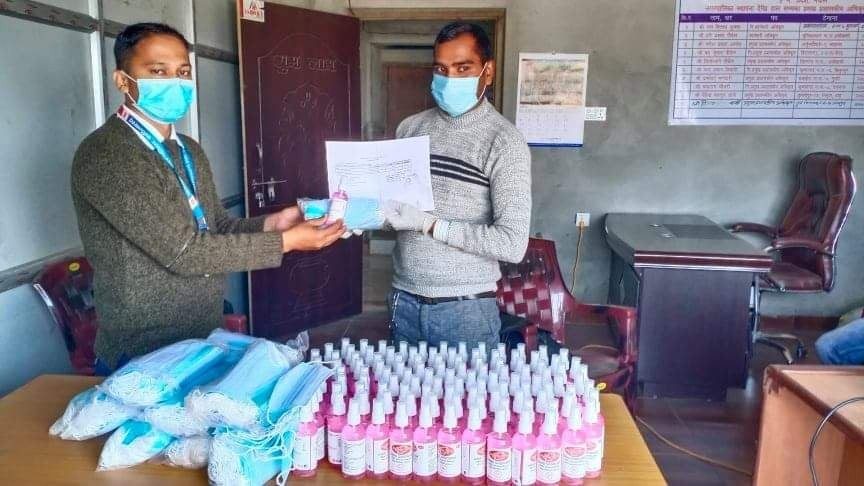 सुआहाराले नगरपालिका मार्फत महिला स्वयमंसेविकाहरु लाई माक्स सेनिटाइजर हस्तान्तरण