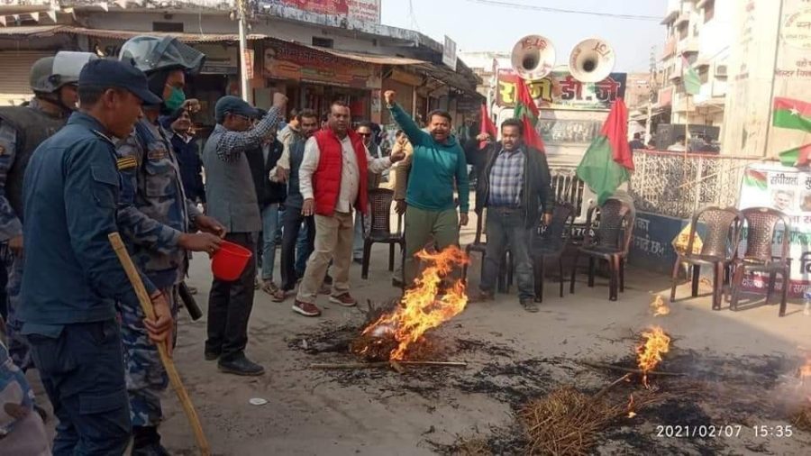 कपिलवस्तुमा प्रधानमंत्रीको पुत्ला दहन गर्दै विरोध प्रदर्शन