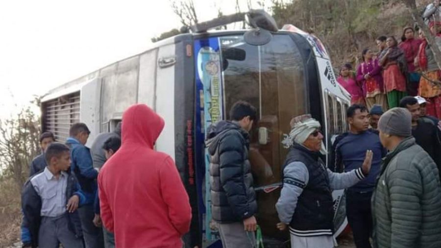 रामेछापमा विद्यार्थी बोकेको बस दुर्घटना : १७ जना घाइते