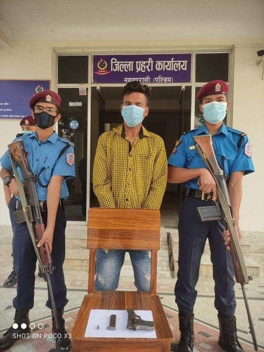 नवलपरासीमा  पेस्तोल सहित एकजना पक्राउ